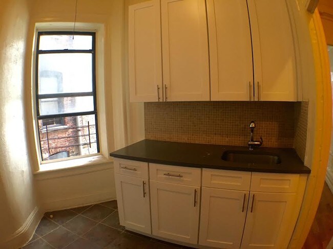 Building Photo - 32 Macombs Pl