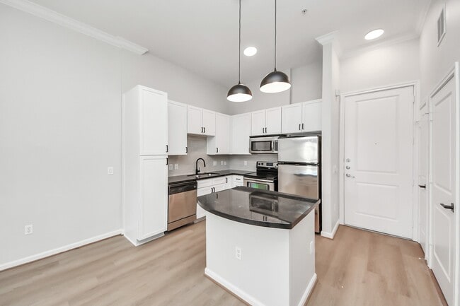 Foto del edificio - 6363 San Felipe St