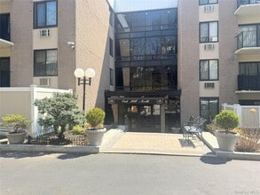 Building Photo - 128 Colonial Pkwy