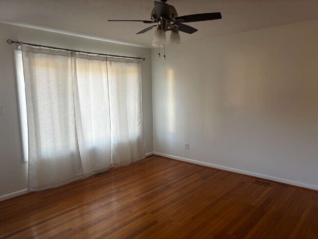 Foto del edificio - "Charming 3-Bed Oasis with Granite Touches in Fayetteville – 1600 Sq Ft of Comfort!"