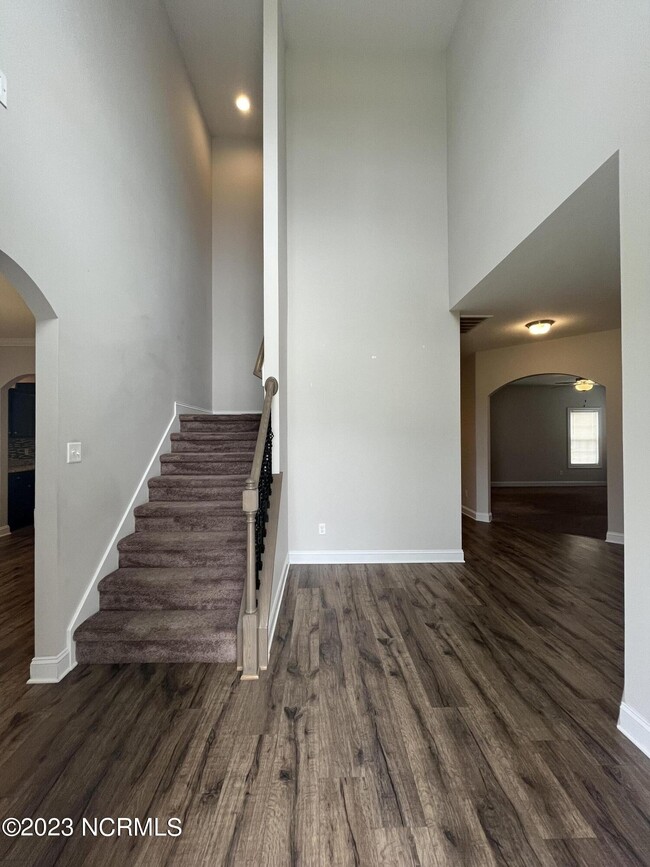 Building Photo - 931 Farmyard Garden Dr