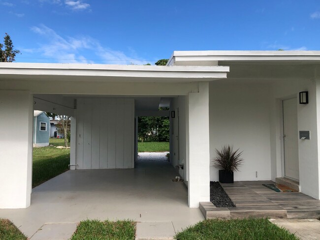 Building Photo - Close to Tarpon Bay in Sandpiper area of P...