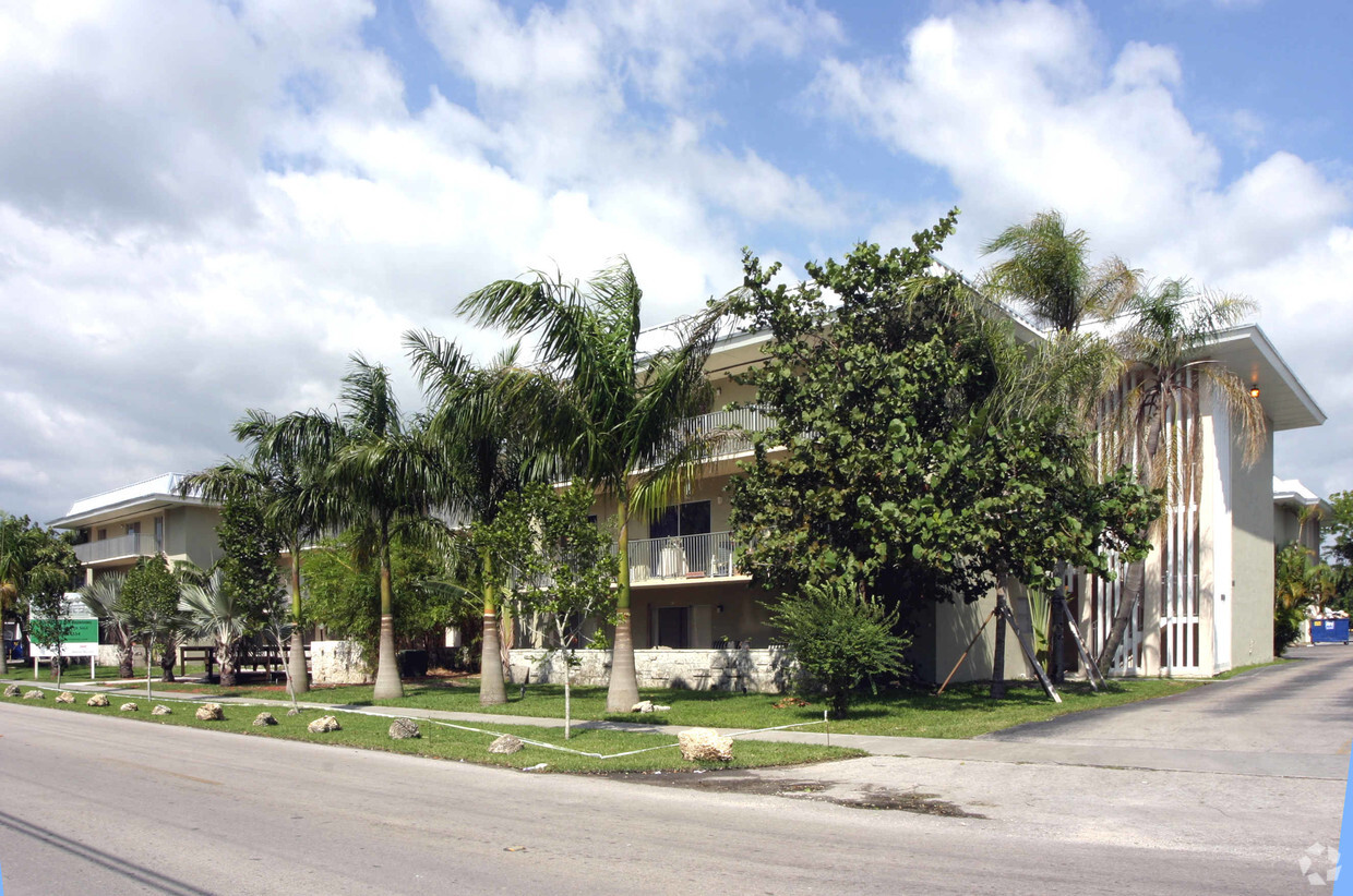 Building Photo - Silver Palms at Dadeland