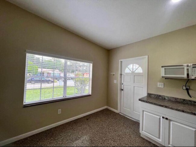 Foto del edificio - 3213 E Fern St