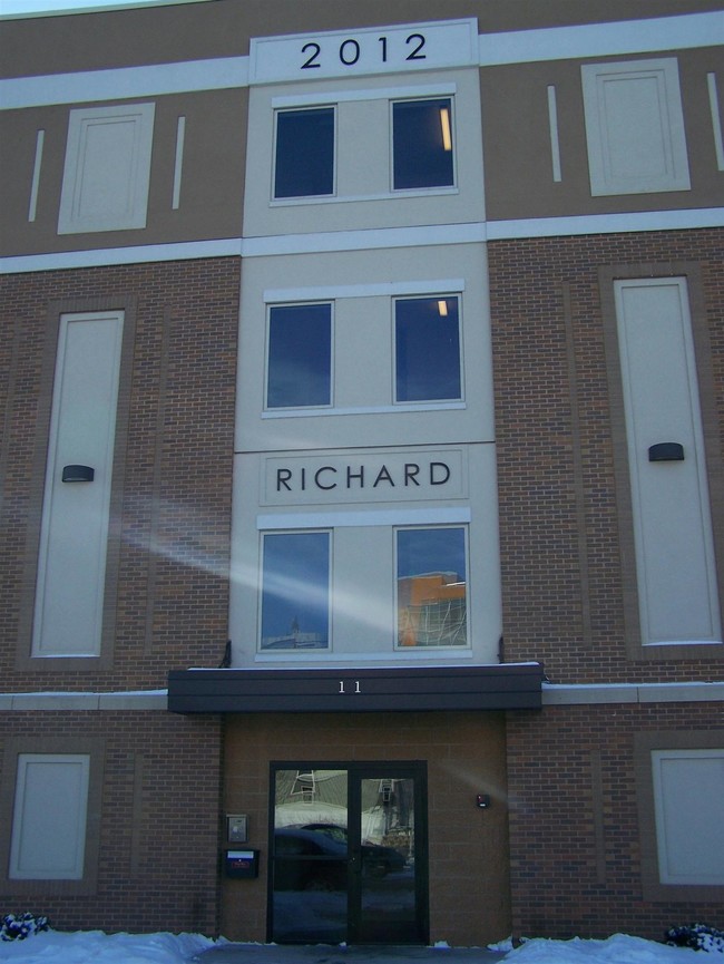 Foto del edificio - Richard Apartments