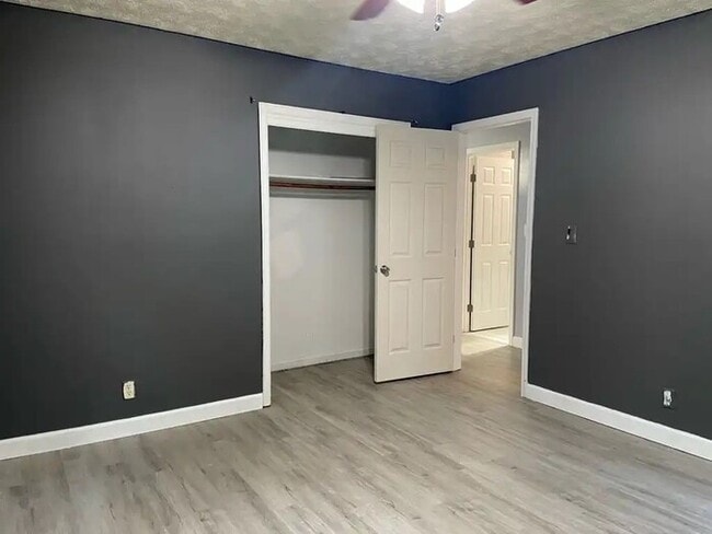 Building Photo - Beautifully Updated 2 Bedroom 1 Bathroom Home - Move-In Ready!