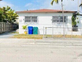 Building Photo - 2022 SW 17th Ave