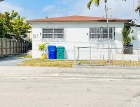 Building Photo - 2022 SW 17th Ave
