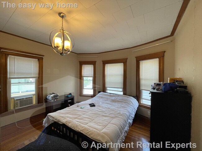Building Photo - Somerville/Davis Square 2 Bedroom 1 Bath -...