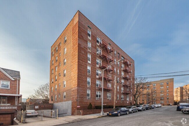 Foto del edificio - 84-20 51st Ave