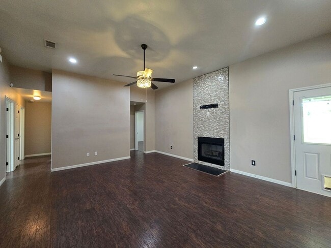 Building Photo - RENT REDUCTION - AVAILABLE NOW!
