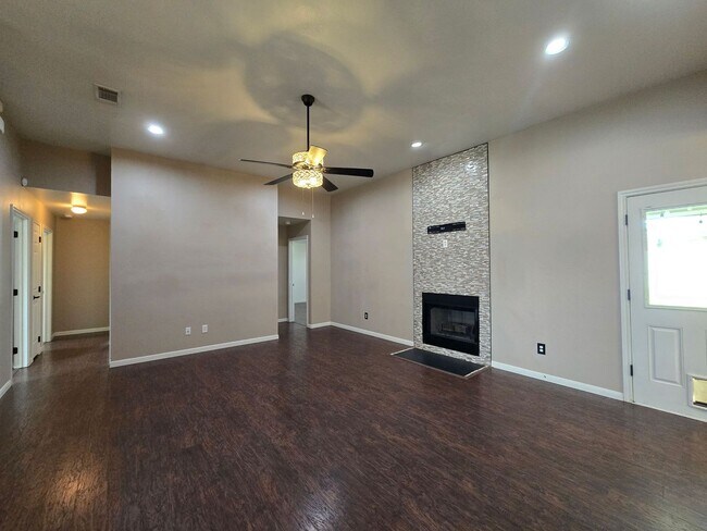 Foto del edificio - RENT REDUCTION - AVAILABLE NOW!