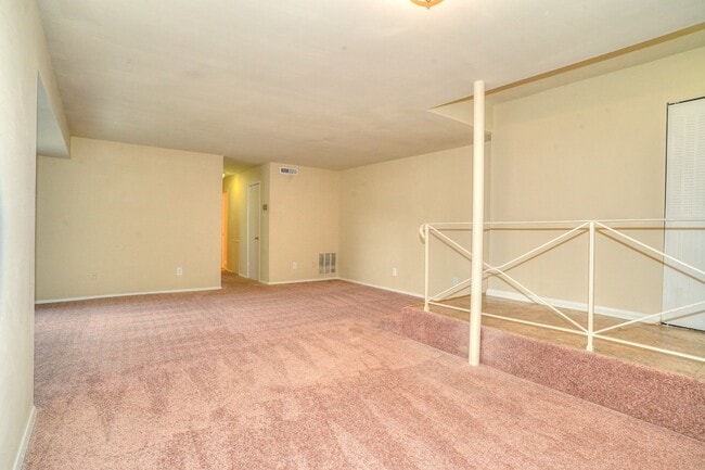 Sala de estar/comedor - Clásico - Barclay Square Apartments
