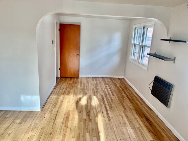 Building Photo - Super Cool Duplex Unit with One Car Garage