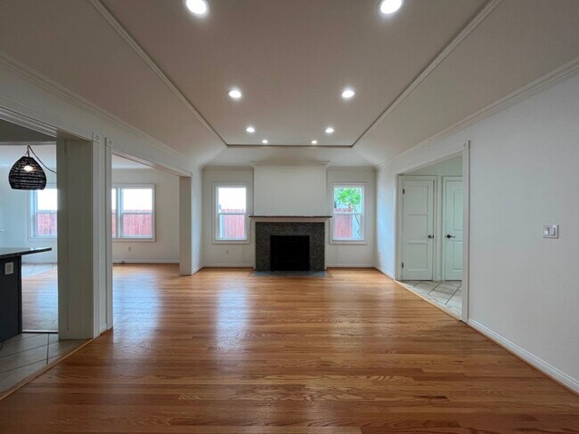 Foto del edificio - MOVE-IN READY! House w/full guest unit; near to Ventura Blvd!