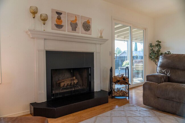 Foto del edificio - Recently Renovated 3 Bedroom 2 Bathroom Lo...