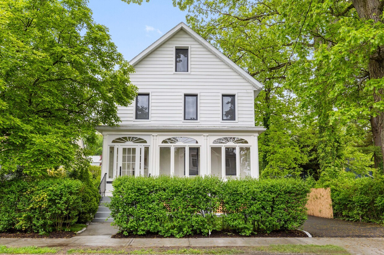 Primary Photo - 340 Midland Ave