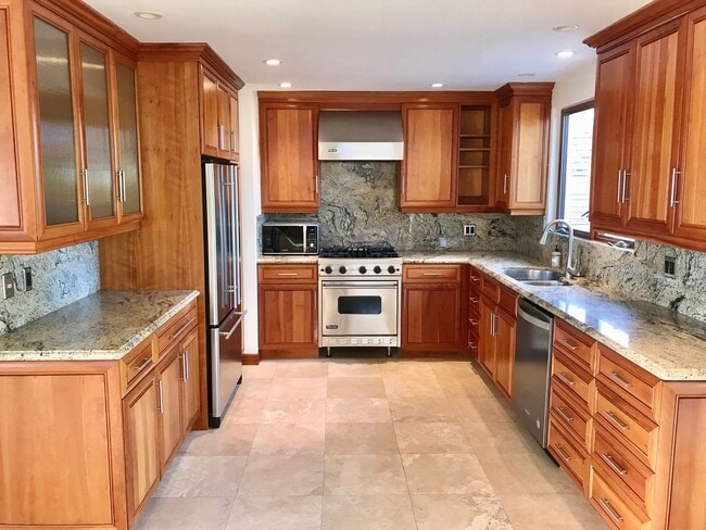 Building Photo - PRE-LEASE TODAY!! Stunning 3-bedroom, 2-ba...