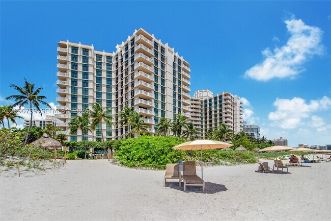 Foto del edificio - 1111 Crandon Blvd