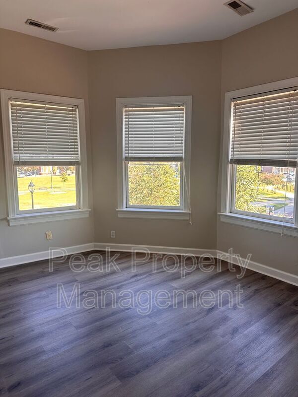 Foto del edificio - 300 W Clay St