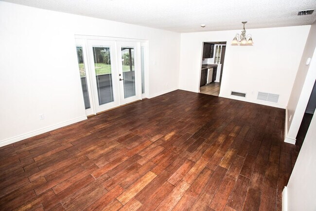Foto del edificio - 3 Bedroom, 2 Bath Single Family Pool Home ...