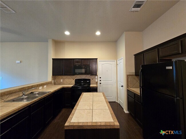 Foto del edificio - 697 Creekside Cir