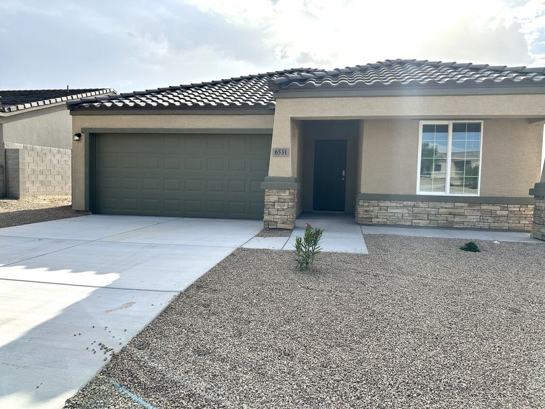 Foto principal - 4 bedroom, 2 bathroom Mystic Canyon Gem