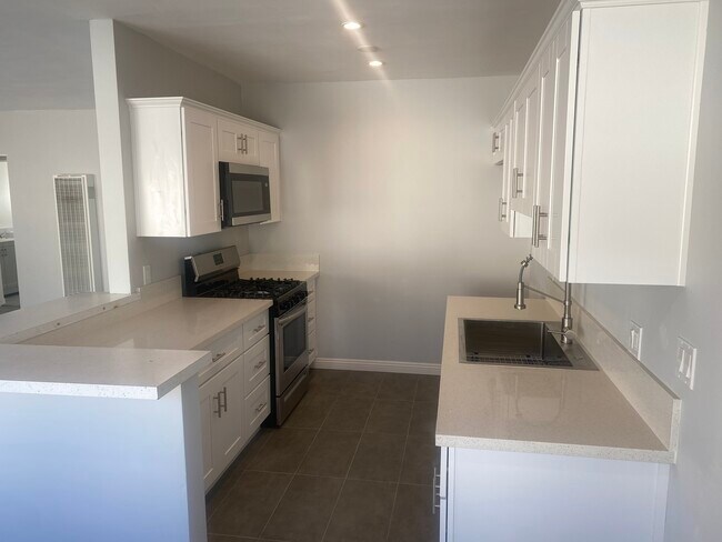Building Photo - 1223 N Kingsley Dr