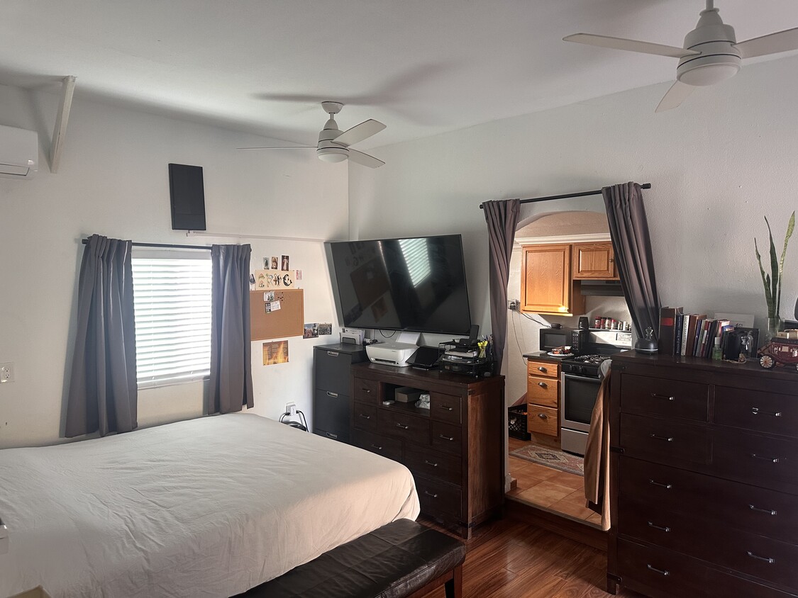 Spacious open-concept studio layout - 8333 Painter Ave