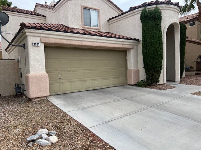 Foto del edificio - A Fabulous 4 Bedroom House in Peccole Ranch