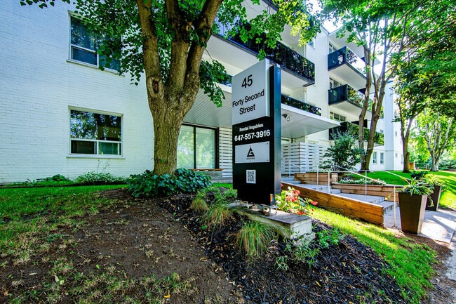 Building Photo - 45 42nd St
