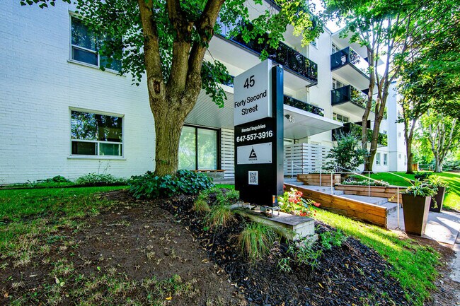 Photo du bâtiment - 45 42nd St