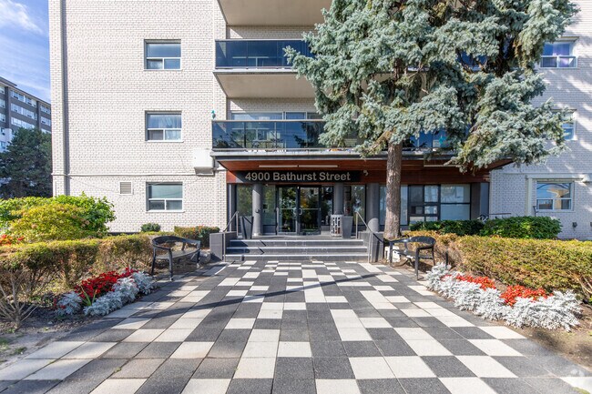 Entrée - 4900 Bathurst Street