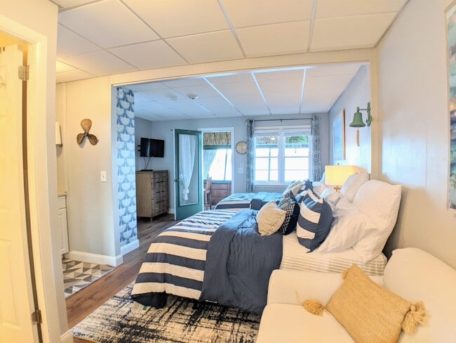 Building Photo - 885 Laconia Rd