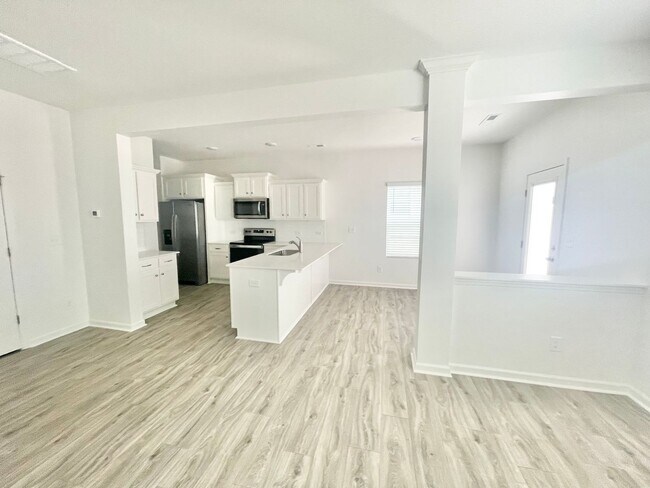 Building Photo - 3 br Paired Home minutes from I-77 and I-40 READY MARCH 24TH