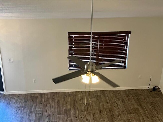 Foto del edificio - 1006 Villaway W