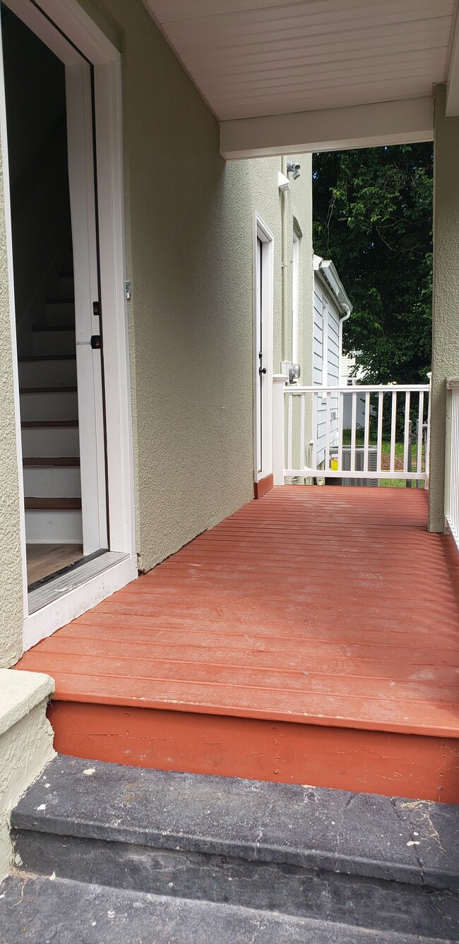 Front Porch with 2 entrances - 728 Front St