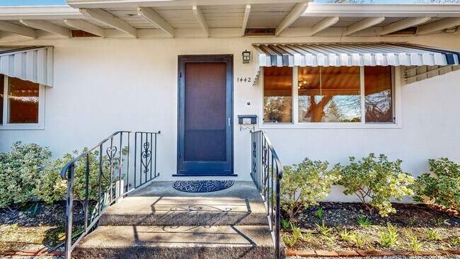 Building Photo - Delightful 2 Bedroom 1 Bath Unit with 1 Car Garage