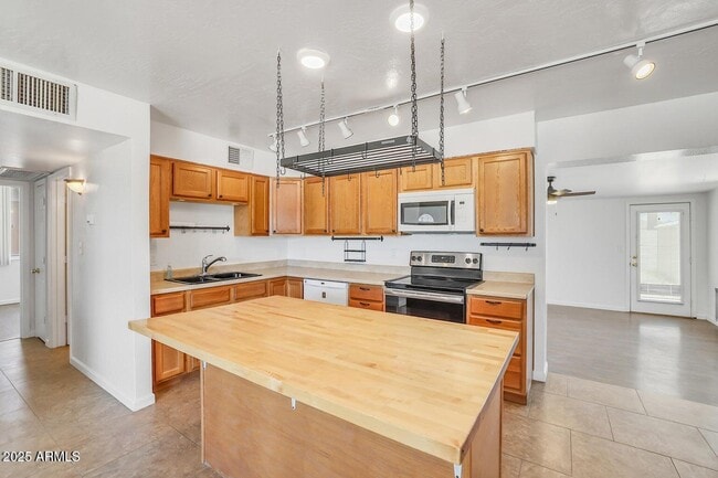 Foto del edificio - 1526 W Huntington Dr