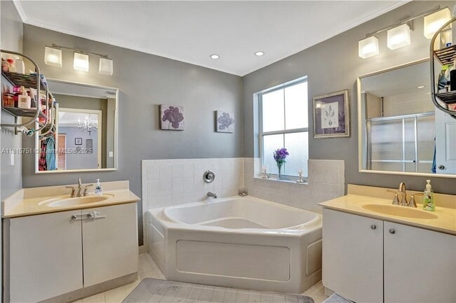 Building Photo - 14361 N Royal Cove Cir