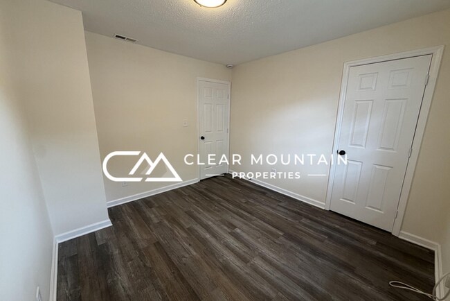 Foto del edificio - Downtown Greer Living! Renovated 2BR Townhome with Modern Finishes