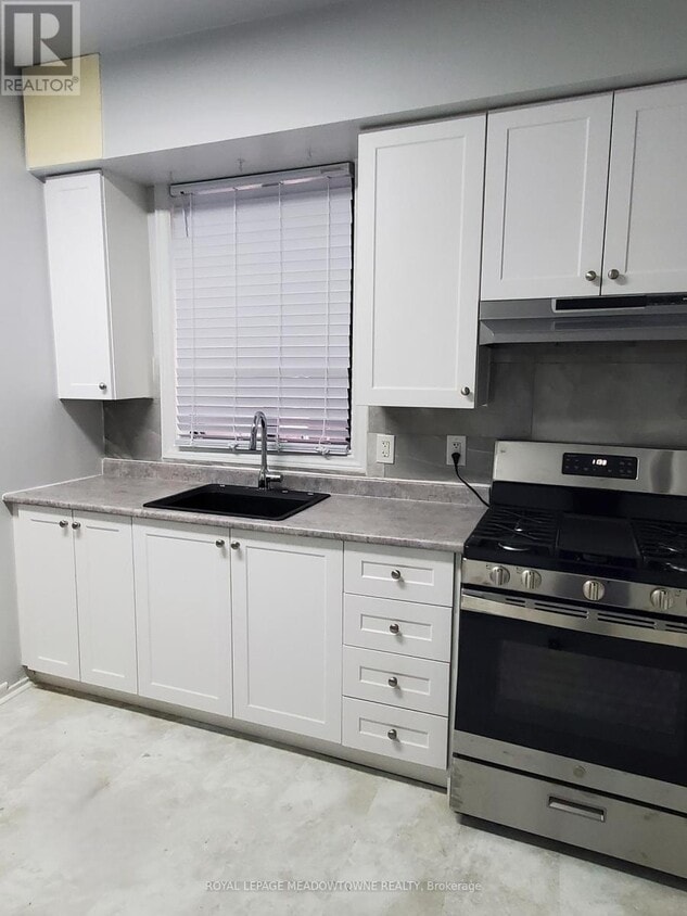 Primary Photo - 723-723 Dufferin St