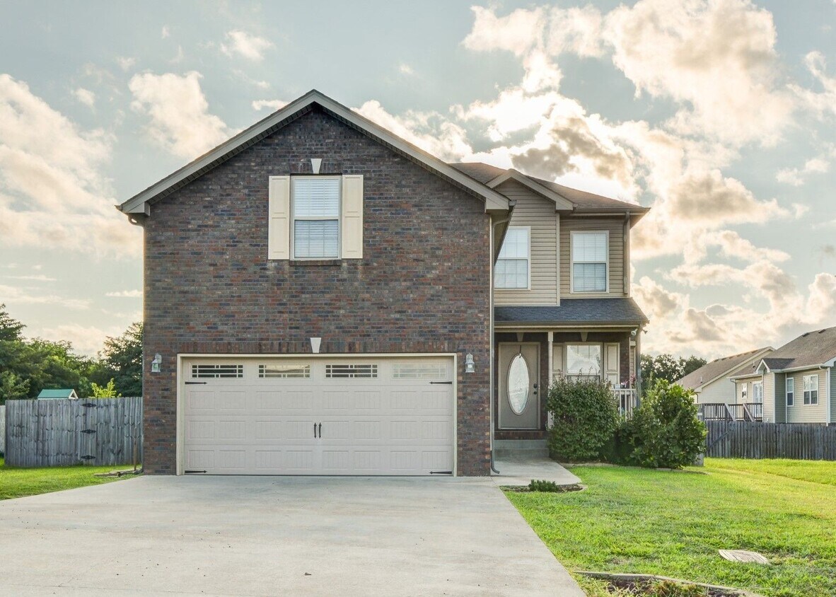 Primary Photo - 3 Bedroom 2 Bathroom home in well establis...