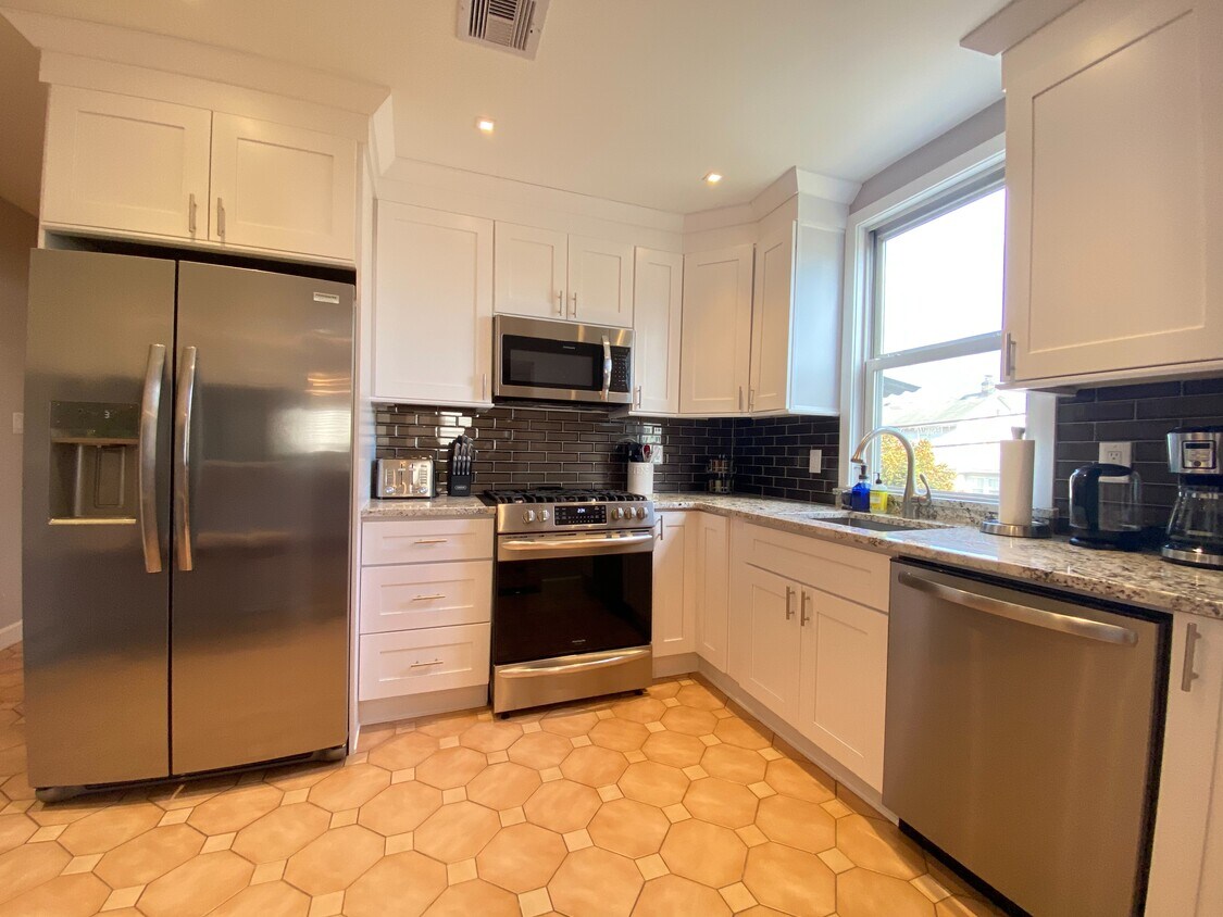 Foto principal - 247 Montclair Ave