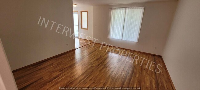 Building Photo - Spacious & Beautiful 4 bd 2.5 ba, 2 Story Battle Ground Home w/ A/C, Fireplace & so much More!