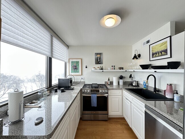 Foto del edificio - 6701 S Crandon Ave