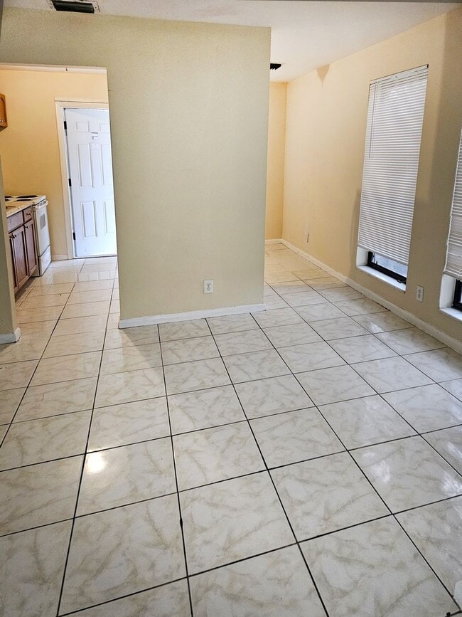 Foto del edificio - 2 bedroom 1 bathroom laundry hook ups