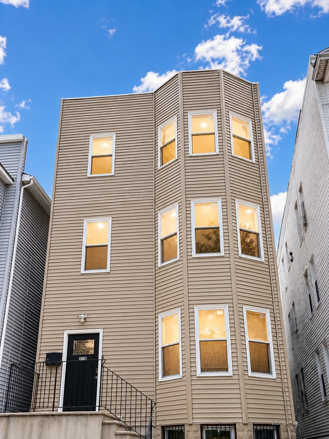 Building Photo - 318 W Runyon St