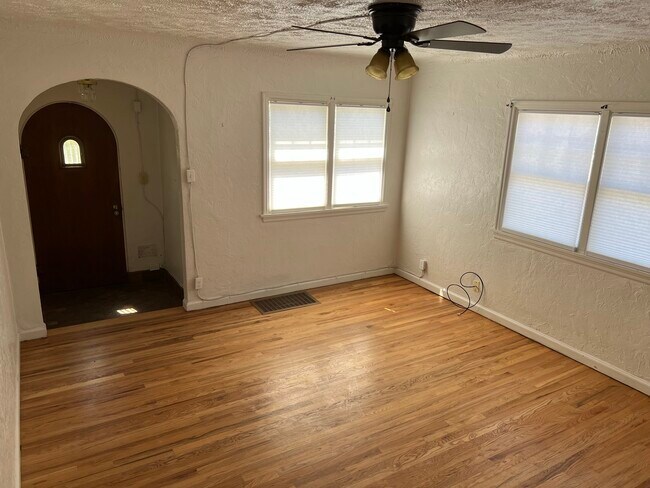 Entrada - 426 W Benton St