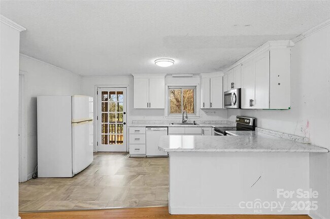 Foto del edificio - Room in House on Cox Mill Rd